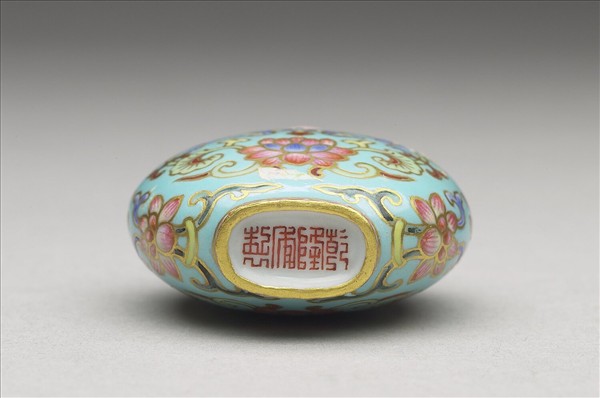 粉彩湖綠地花卉紋鼻煙壺