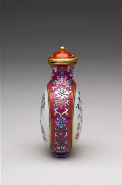 粉彩御製詩花卉紋鼻煙壺