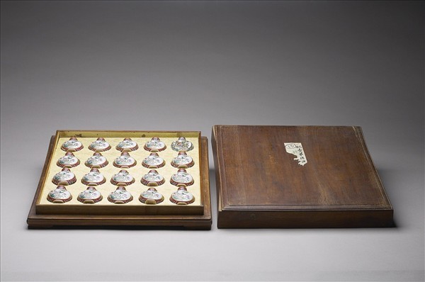 粉彩御製詩花卉紋鼻煙壺