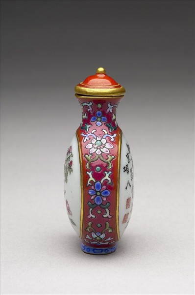粉彩御製詩花卉紋鼻煙壺