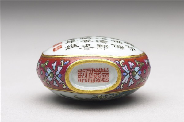 粉彩御製詩花卉紋鼻煙壺