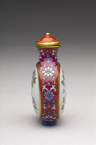 粉彩御製詩花卉紋鼻煙壺