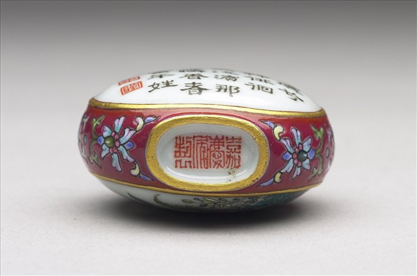 粉彩御製詩花卉紋鼻煙壺