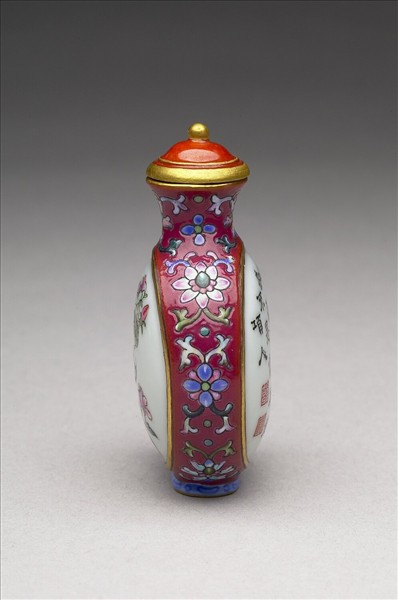 粉彩御製詩花卉紋鼻煙壺