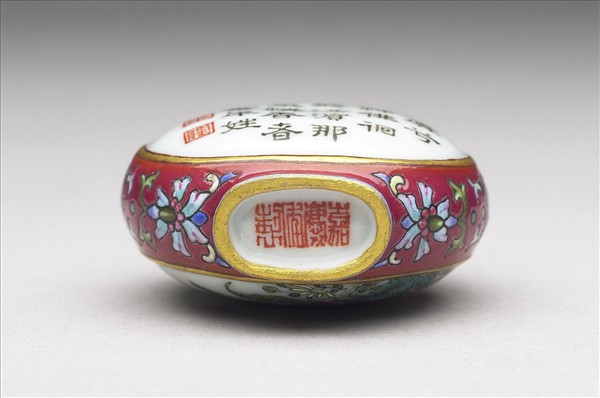 粉彩御製詩花卉紋鼻煙壺