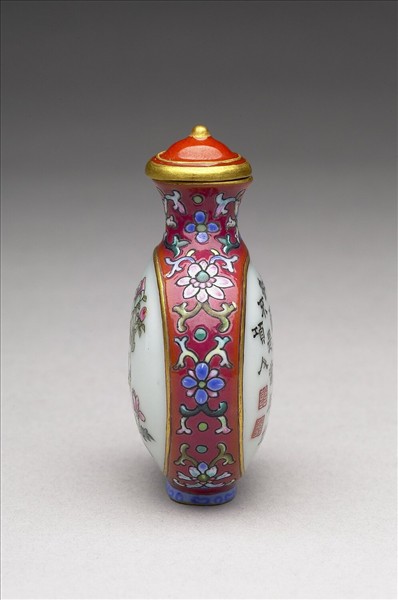 粉彩御製詩花卉紋鼻煙壺