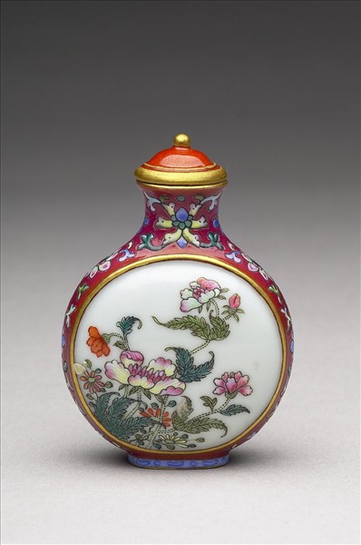 粉彩御製詩花卉紋鼻煙壺