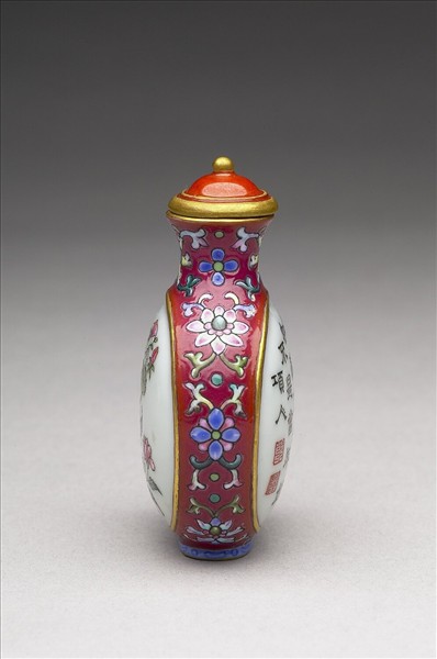 粉彩御製詩花卉紋鼻煙壺