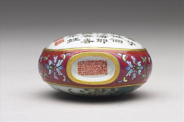 粉彩御製詩花卉紋鼻煙壺