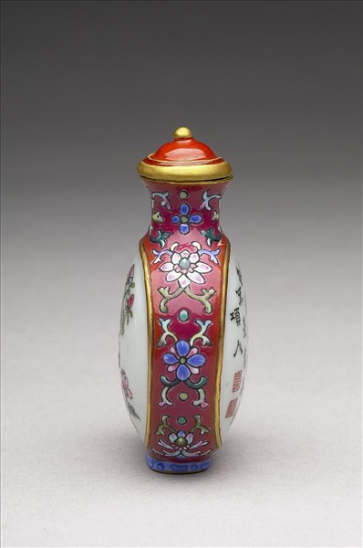 粉彩御製詩花卉紋鼻煙壺