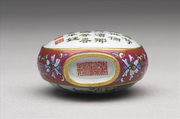 粉彩御製詩花卉紋鼻煙壺