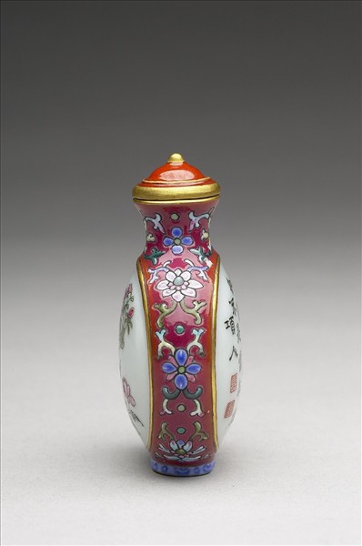粉彩御製詩花卉紋鼻煙壺