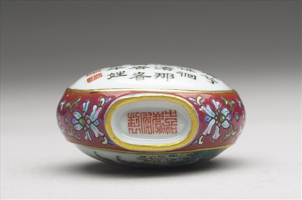 粉彩御製詩花卉紋鼻煙壺