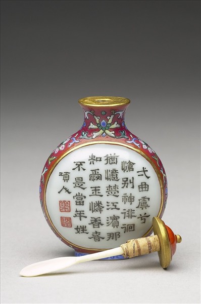 粉彩御製詩花卉紋鼻煙壺