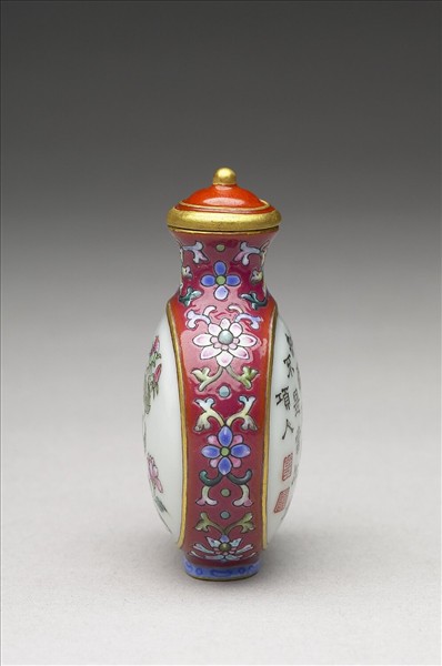 粉彩御製詩花卉紋鼻煙壺