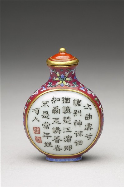 粉彩御製詩花卉紋鼻煙壺