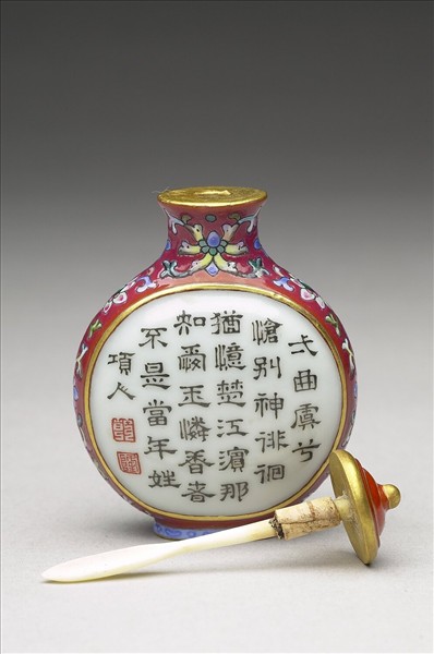 粉彩御製詩花卉紋鼻煙壺