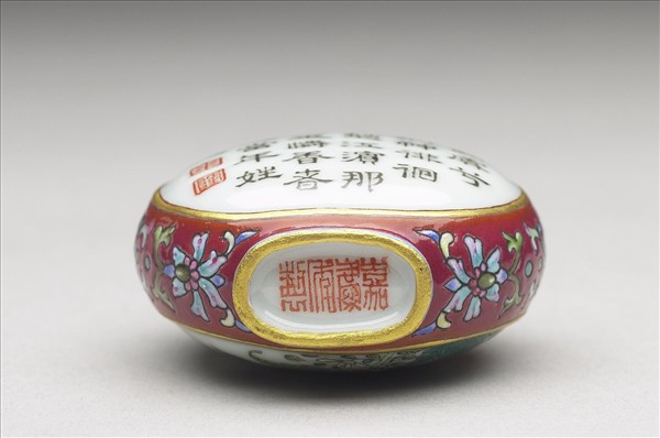 粉彩御製詩花卉紋鼻煙壺