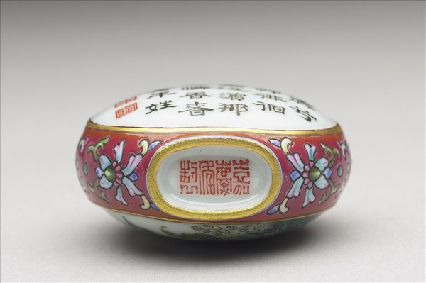 粉彩御製詩花卉紋鼻煙壺