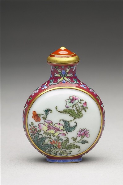 粉彩御製詩花卉紋鼻煙壺