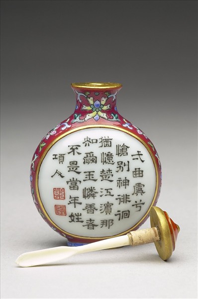 粉彩御製詩花卉紋鼻煙壺