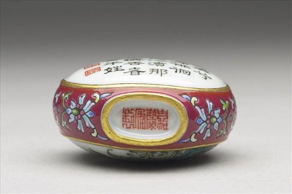 粉彩御製詩花卉紋鼻煙壺