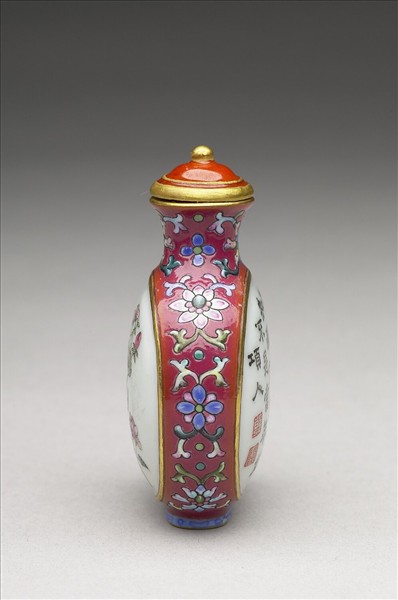 粉彩御製詩花卉紋鼻煙壺