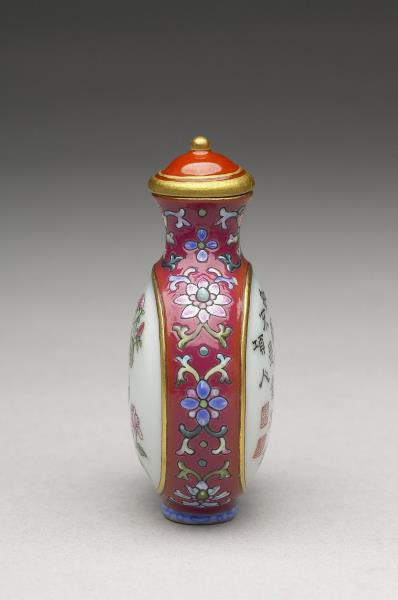 粉彩御製詩花卉紋鼻煙壺