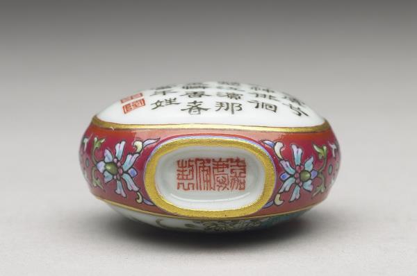 粉彩御製詩花卉紋鼻煙壺