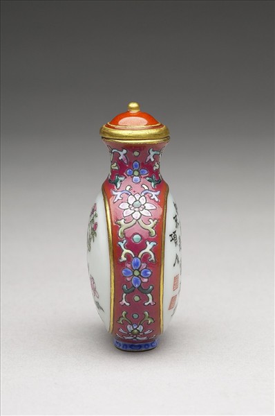 粉彩御製詩花卉紋鼻煙壺