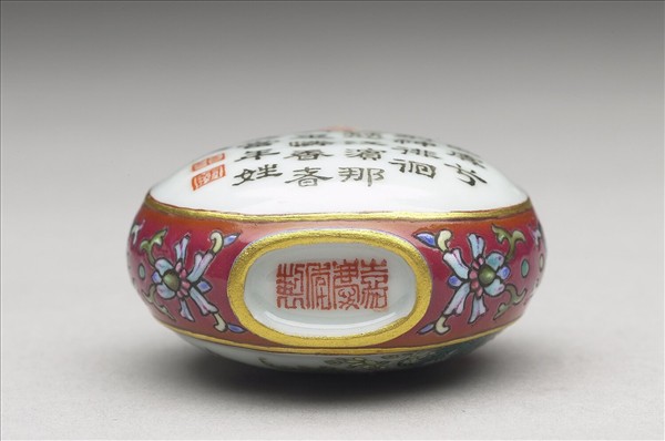 粉彩御製詩花卉紋鼻煙壺