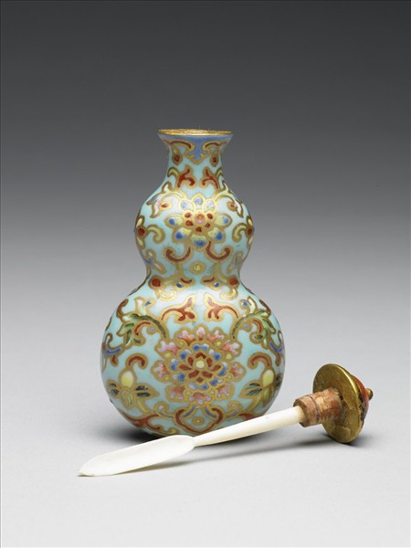 粉彩湖綠地纏枝花卉紋葫蘆式鼻煙壺