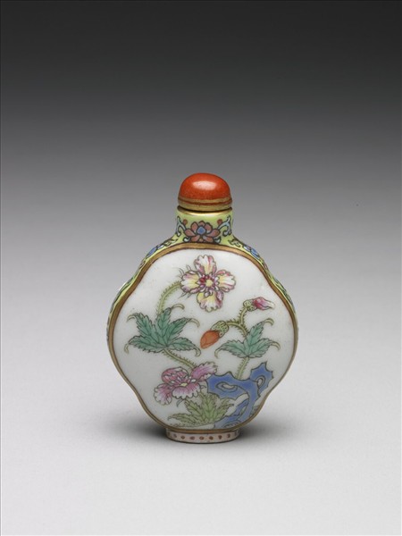 粉彩花卉紋鼻煙壺