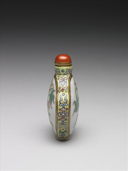 粉彩花卉紋鼻煙壺