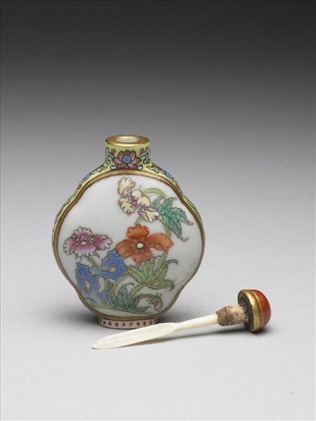 粉彩花卉紋鼻煙壺