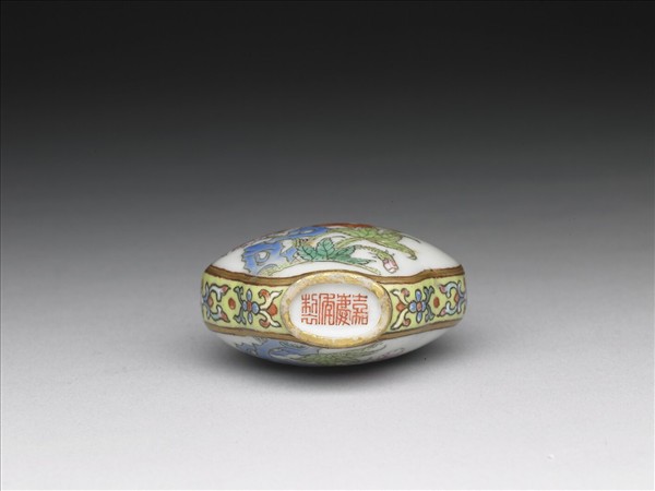 粉彩花卉紋鼻煙壺