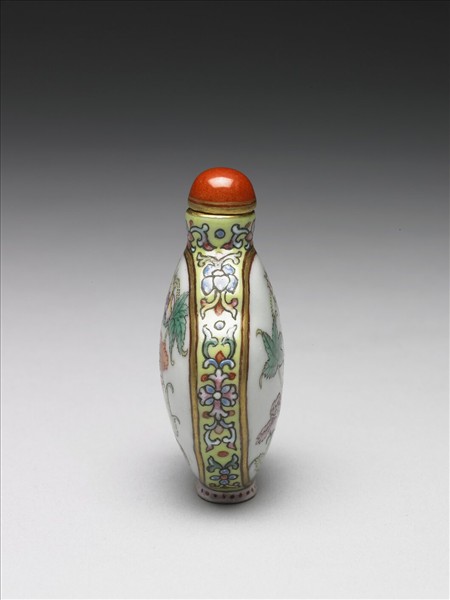 粉彩花卉紋鼻煙壺