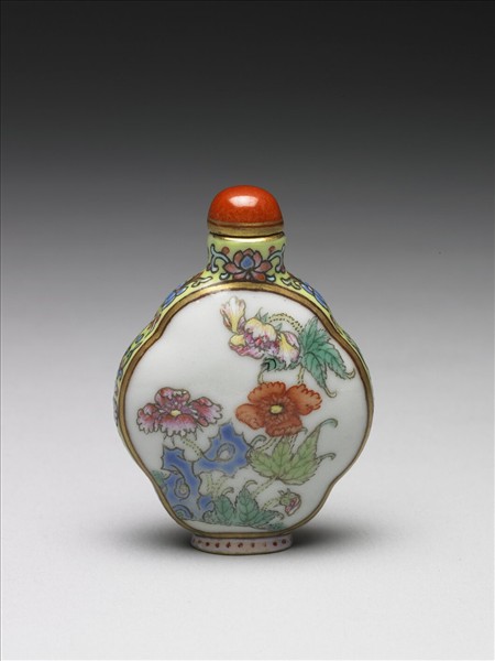 粉彩花卉紋鼻煙壺