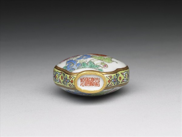 粉彩花卉紋鼻煙壺