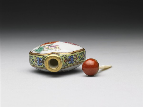 粉彩花卉紋鼻煙壺