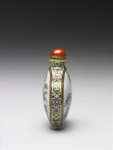 粉彩花卉紋鼻煙壺
