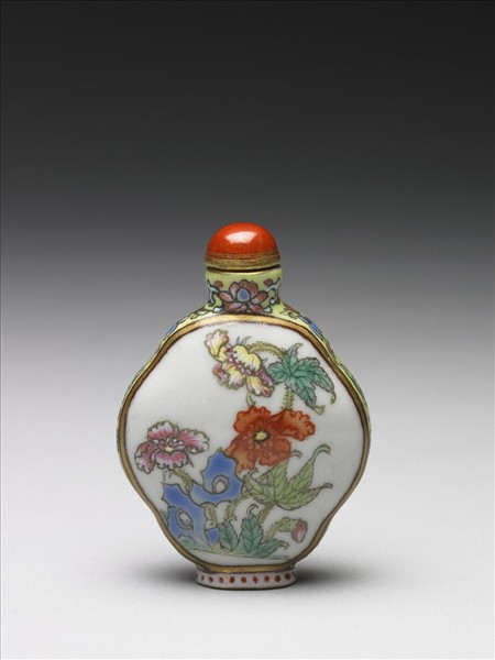 粉彩花卉紋鼻煙壺