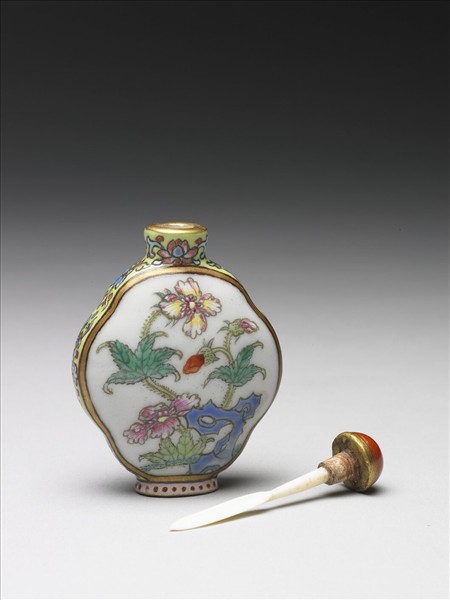 粉彩花卉紋鼻煙壺