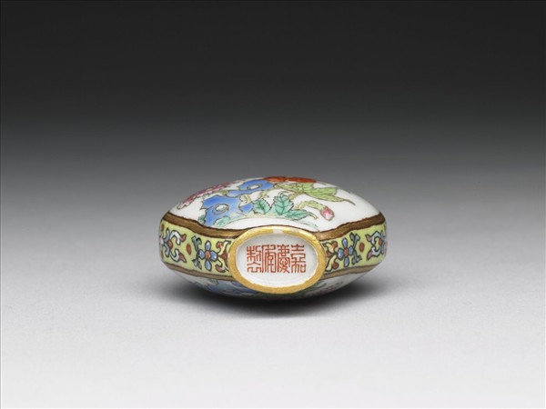 粉彩花卉紋鼻煙壺