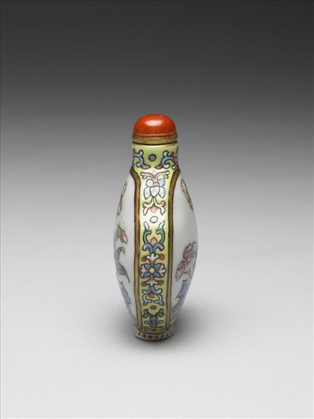 粉彩花卉紋鼻煙壺