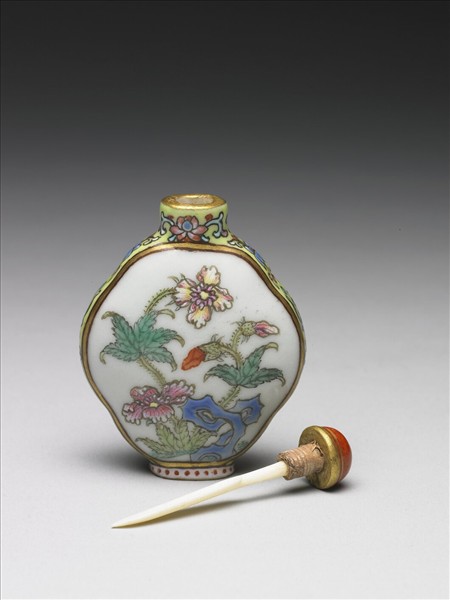 粉彩花卉紋鼻煙壺