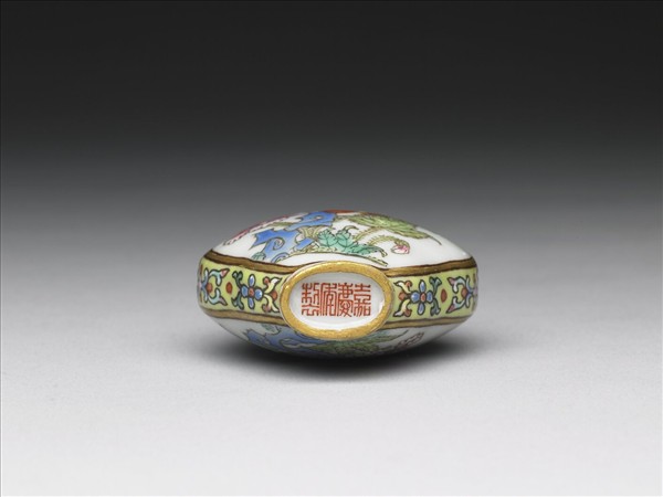 粉彩花卉紋鼻煙壺