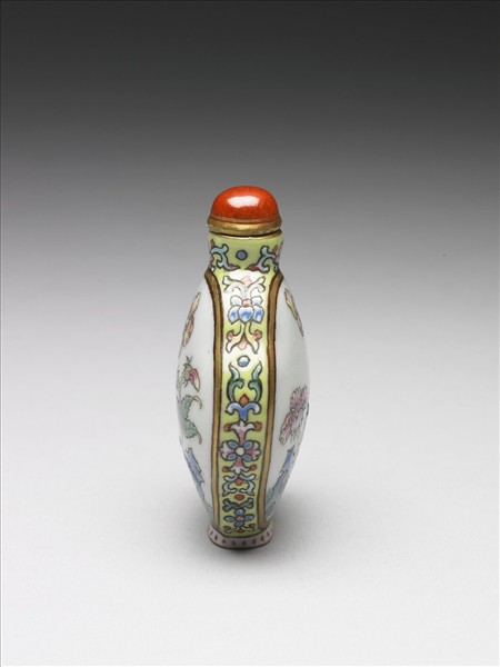 粉彩花卉紋鼻煙壺