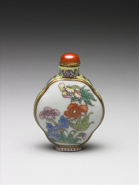 粉彩花卉紋鼻煙壺