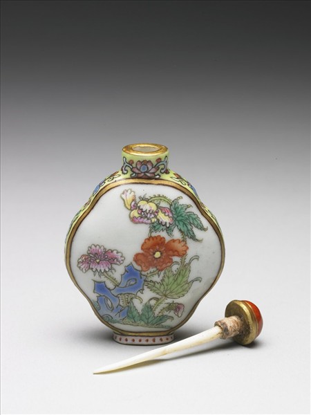 粉彩花卉紋鼻煙壺